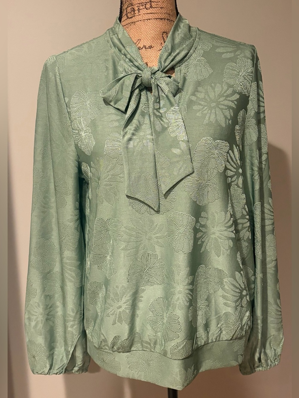 NWT Rio & Rian Turf Green Floral Jacquard Tie Neck Bow Blouse Large